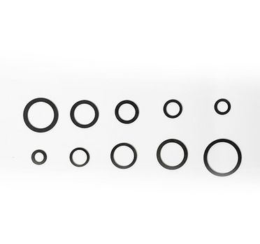 Das Bild zeigt eine Anordnung von insgesamt zehn schwarzen Dichtungsringen in verschiedenen Durchmessern und Stärken, die in zwei Reihen vor einem hellen, weißen Hintergrund liegen.