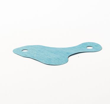 Das Bild zeigt eine flache, unregelmäßig geformte Dichtung in hellblau-türkis, die in der Mitte eine eingeschnürte Form aufweist und an beiden Enden jeweils ein kreisrundes Loch besitzt.