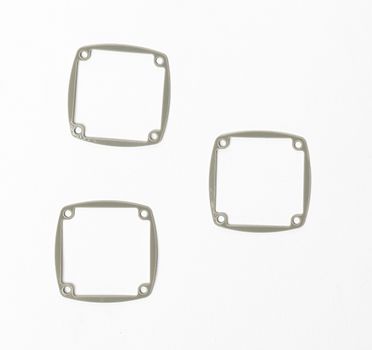 Drei hellgraue, quadratische Rahmendichtungen mit abgerundeten Kanten und vier Löchern in den Ecken sind auf einem weißen Hintergrund angeordnet.