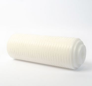 Das Bild zeigt eine hellbeige, zylindrische Nudelrolle, die über die gesamte Länge mit horizontalen, feinen Rillen versehen ist und an einem Ende eine abgerundete Kappe aufweist.