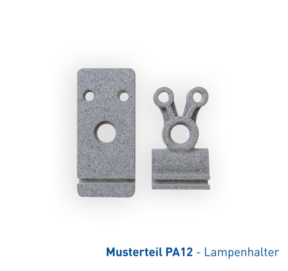 Dieses Foto präsentiert ein hellgraues Lampenhalter-Musterteil, das aus dem Material PA12 (Polyamid 12) gefertigt wurde.