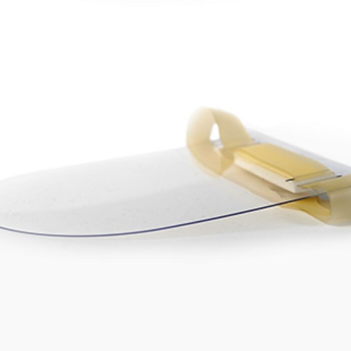 Ein transparentes Kunststoffvisier für ein Gesichtsschutzschild ist mit einem gelblichen Gummi-Halteband verbunden.