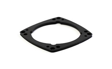 Eine schwarze, speziell geformte Flachdichtung aus Kunststoff mit mehreren präzisen Bohrungen in den Ecken liegt auf einer weißen Oberfläche.