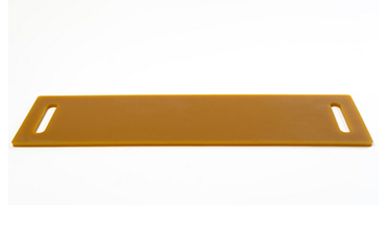 Eine rechteckiger Kantenschutz aus gelb-braunem Kunststoff mit zwei präzisen, länglichen Aussparungen an den Außenseiten liegt als fertiges Produkt auf einem weißen Hintergrund.
