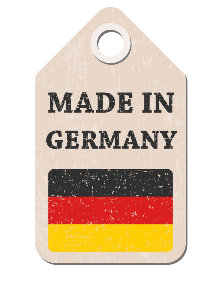 Zu sehen ist ein grafisches Etikett im Vintage-Stil mit der Aufschrift „MADE IN GERMANY“ und der deutschen Flagge.