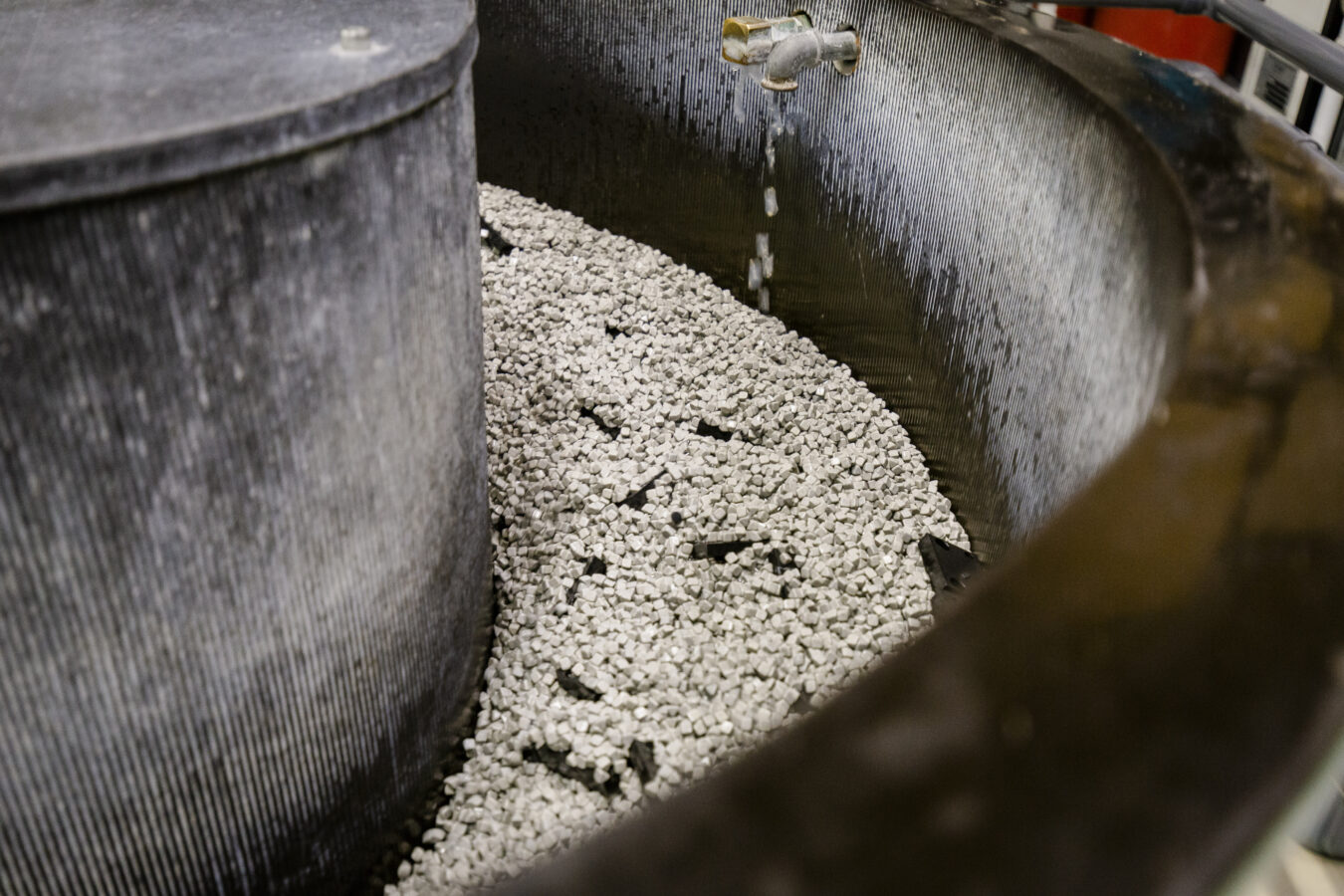 Zu Sehen sind Steine die zum Trowalisieren verwendet werden um nach der Fertigung überschüssigen Grat an den Teilen zu entfernen.