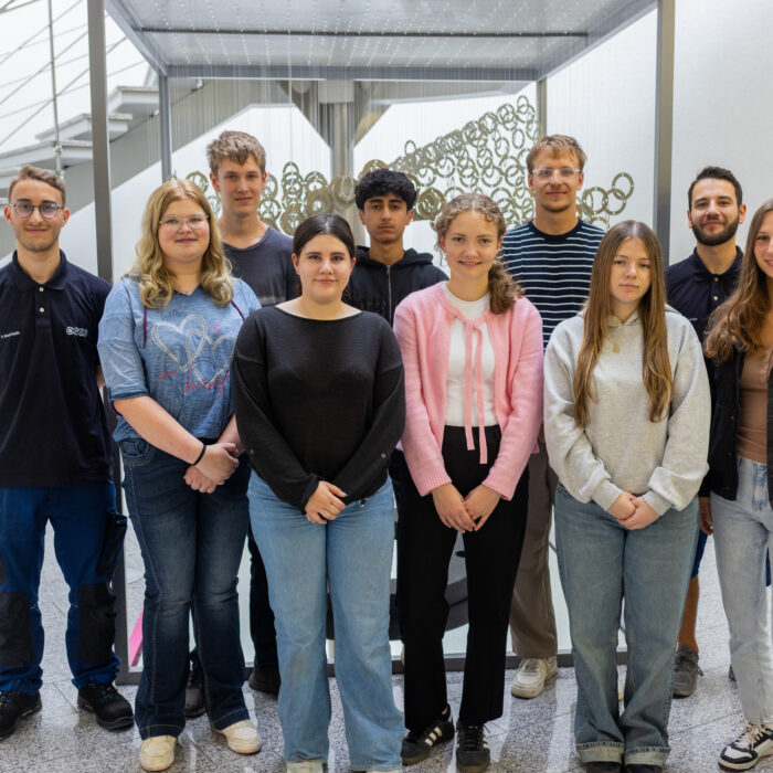 Gruppenfoto von 8 jungen Personender neuen Auszubildenten im Foyer der Firma Späh in Scheer. Nebenan noch 2 Mitarbeiter der Firma Späh
