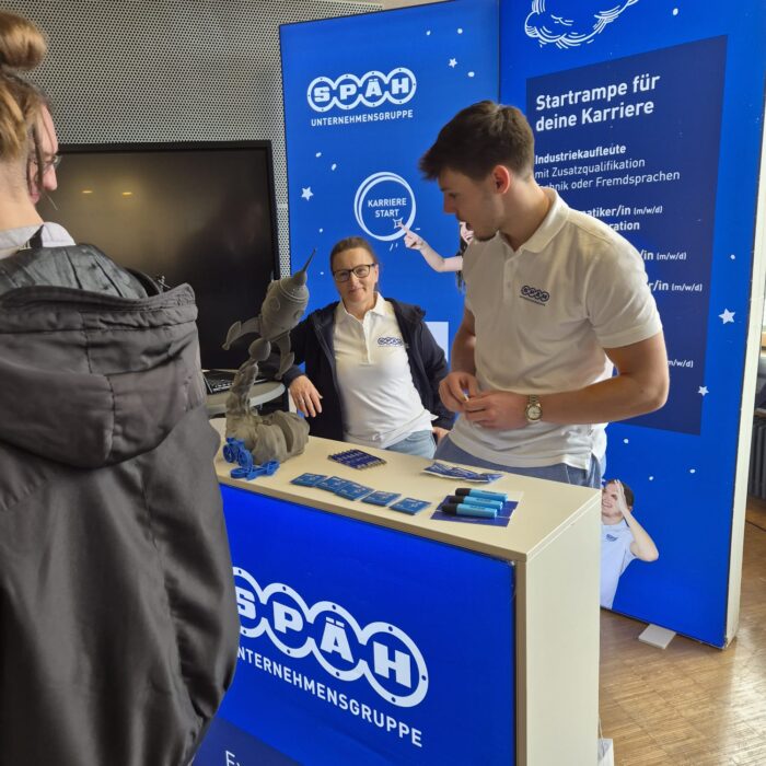 Ausbildungsmessestand der Karrierebörse an der FH Albstadt-Sigmaringen. zwei Mitarbeiter der Firma Späh sind zu sehen