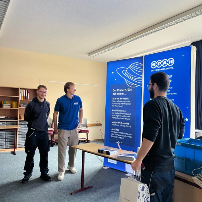 Ausbildungsmessestand der Karrierebörse an der Theodor Heuss Realschule in Sigmaringen. Es sind drei Mitarbeiter der Firma Späh zu sehen