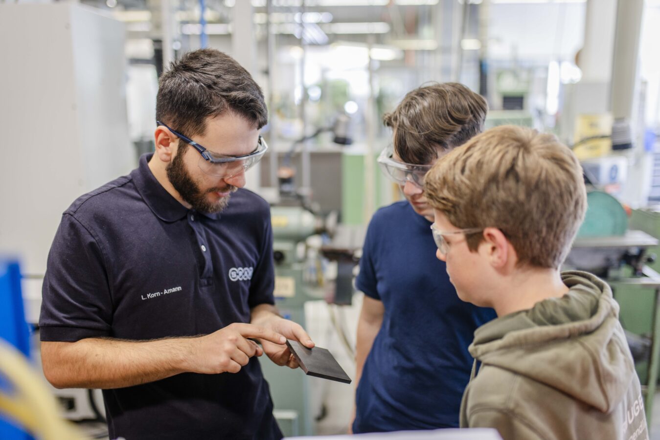 Prakitkum bei der Firma Späh, es sind 2 Praktikanten  zu sehen und ein Späh-Mitarbeiter