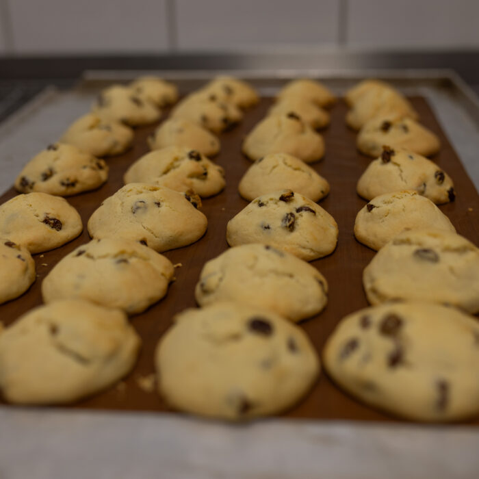 Auf einem Blech ist Weihnachtsgebäck was von Späh-Mitarbeitern in der Kantine gebacken wurde.