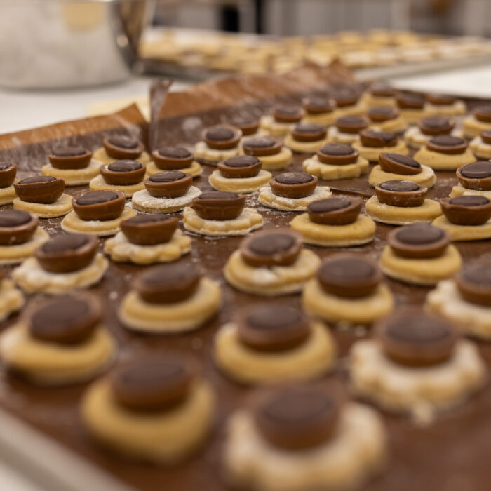 Auf einem Blech sind Weihnachtsgebäcke die von Späh-Mitarbeitern gebacken wurden. Das Gebäck hat eine leichte Vertiefung in der Schokolade drin ist.